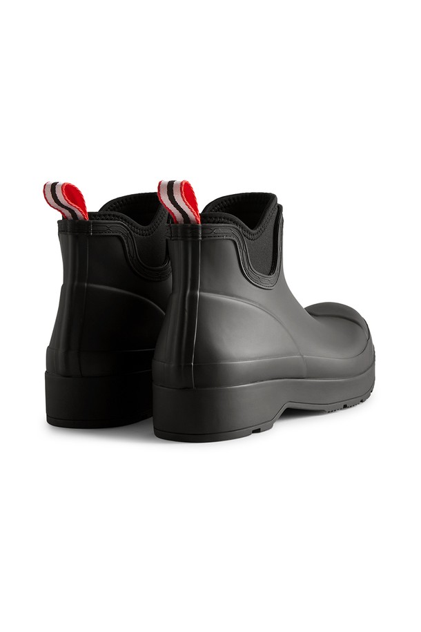 **[MEN] 플레이 네오프렌 첼시 레인부츠 - 블랙 MFS9022RMABLK**는 남성용 첼시 부츠로, 일상생활과 비 오는 날 모두 활용 가능한 실용적인 아이템입니다. 블랙 컬러의 무지 디자인으로 어떤 스타일에도 쉽게 매치할 수 있으며, 캐주얼, 미니멀, 클래식 스타일을 즐겨 입는 분들께 추천합니다. 네오프렌과 고무 소재를 사용하여 방수 기능을 갖췄으며, 라운드 앞코와 고무밴드 디테일이 특징입니다. 봄, 여름, 가을 계절에 착용하기 좋으며, 출근룩이나 여행룩에 편안함과 스타일을 더해줍니다. 굽 높이는 로우힐, 굽 타입은 플랫으로 편안한 착용감을 선사합니다.
