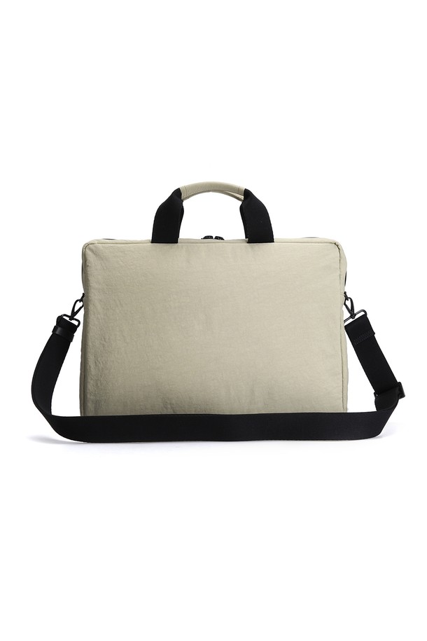 [UNISEX] 랩탑 토트백 - 스무스페블 HCM0002CBZSMP는 유니섹스 디자인의 미디엄 사이즈 토트백입니다. 부드러운 가죽 소재와 베이지 컬러가 특징이며, 사각형 모양에 지퍼형 잠금 방식을 갖췄습니다. 노트북 수납이 가능하며, 숄더 스트랩과 투 포켓으로 실용성을 더했습니다. 오피스룩, 비즈니스 캐주얼, 출근룩 등 TPO에 어울리는 클래식, 미니멀, 시크 스타일의 가방입니다.
