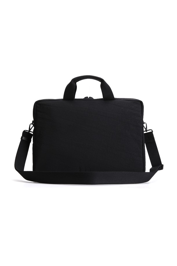[UNISEX] 랩탑 토트백 - 블랙 HCM0002CBZBLK는 미니멀, 클래식, 시크 스타일을 추구하는 유니섹스를 위한 토트백입니다. 나일론 소재의 블랙 컬러, 미디엄 사이즈로 제작되었으며, 무지 디자인에 사각형 형태를 갖추고 있습니다. 랩탑 수납이 가능하며 숄더 스트랩과 지퍼형 잠금 방식으로 실용성을 더했습니다. 출근룩과 비즈니스 캐주얼에 적합하며, 일상에서 랩탑 백 및 비즈니스 용도로 활용하기 좋습니다.
