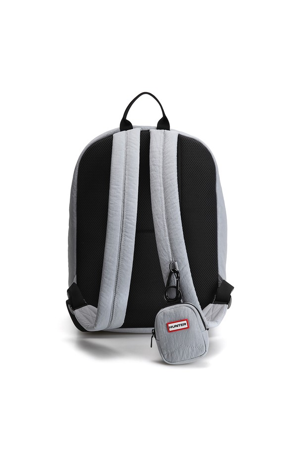 [UNISEX] 투 포켓 백팩 - 오션블루 HCM0001CBZROB는 미니멀, 캐주얼, 시티보이 스타일을 추구하는 유니섹스를 위한 백팩입니다. 나일론 소재의 미디엄 사이즈 사각 백팩으로, 오션블루 컬러에 무지 패턴으로 깔끔함을 더했습니다. 넉넉한 수납공간과 투 포켓 디자인으로 실용성을 높였으며, 특히 포켓 디테일과 미니 파우치 세트 구성이 돋보입니다. 여행룩, 출근룩, 산책룩 등 다양한 TPO에 활용 가능하며, 지퍼형 잠금 방식으로 소지품을 안전하게 보관할 수 있습니다.
