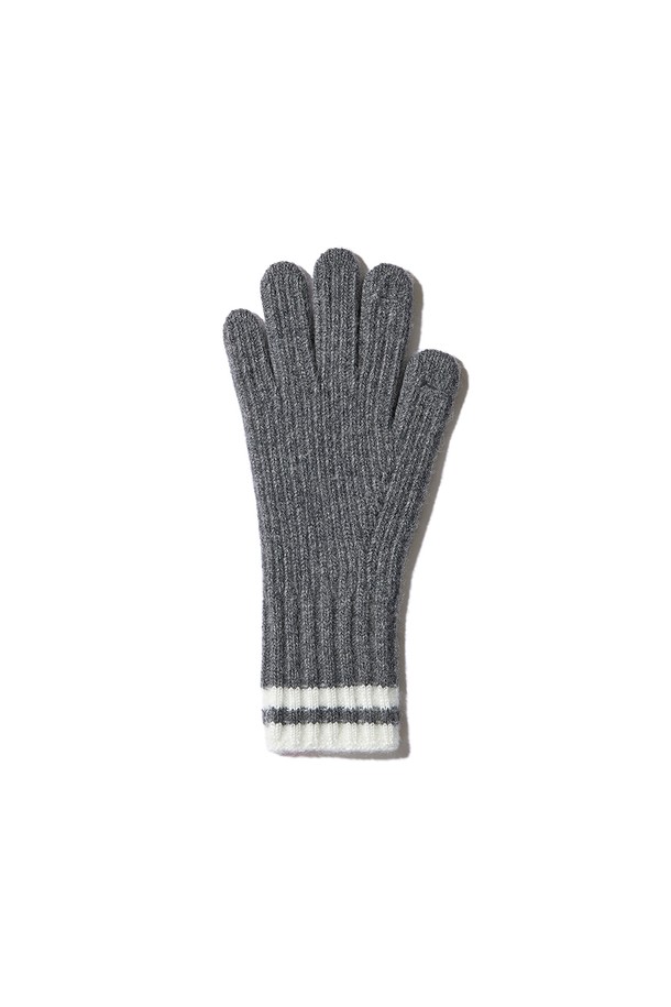 [WOMEN] 에센셜 니트 핑거홀 장갑 - 차콜 HDW0002CGZCHC는 여성용 니트 장갑입니다. 부드러운 촉감의 니트 소재로 제작되어 가을과 겨울에 따뜻하게 착용할 수 있습니다. 베이직한 디자인에 핑거홀 디테일이 더해져 손가락 노출이 가능하며, 출근룩이나 모임룩 등 다양한 TPO에 활용하기 좋습니다. 미니멀, 클래식, 캐주얼 스타일을 즐겨 입는 분들께 추천합니다. 색상은 차콜이며, 무지 디자인으로 어떤 스타일에도 잘 어울립니다.
