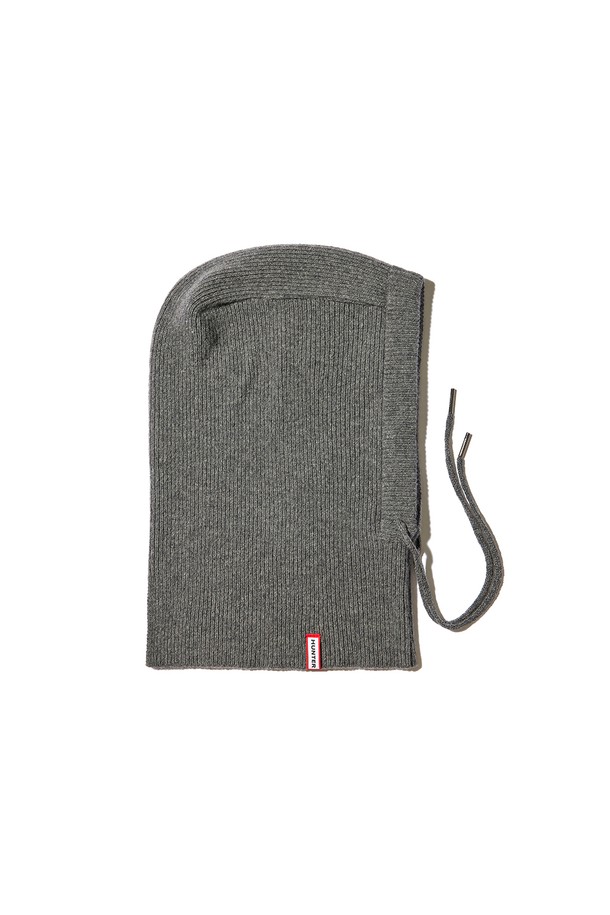 [WOMEN] 에센셜 니트 바라클라바 - 차콜 HDW0001CHZCHC는 부드러운 니트 소재로 제작된 여성용 바라클라바입니다. 깊은 모자 깊이와 얼굴 전체를 커버하는 디자인으로 겨울철 보온과 방풍에 효과적입니다. 차콜 컬러의 무지 패턴으로 미니멀, 클래식, 캐주얼 스타일 모두에 잘 어울립니다. 두꺼운 두께감으로 추운 날씨에도 따뜻하게 착용할 수 있으며, 후드 디자인으로 얼굴을 더욱 포근하게 감싸줍니다. 일상생활에서 스타일리시하게 활용하거나 방한용으로 유용하게 사용할 수 있습니다.
