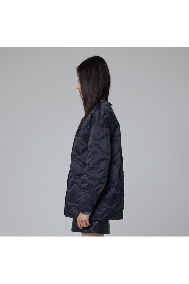 [WOMEN] 익스플로러 퀼팅 경량 다운 재킷 - 블랙 HDW0001ADZBLK는 여성용 다운 재킷입니다. 캐주얼 및 스포티한 스타일을 연출할 수 있으며, 겨울철 일상복으로 적합합니다. 블랙 컬러에 퀼팅 디자인이 돋보이며, 오버핏으로 편안한 착용감을 선사합니다. 가볍고 보온성이 뛰어난 나일론 소재를 사용하여 활동성을 높였습니다. 스냅 여밈 방식과 긴 소매 기장으로 디자인되었으며, 경량 다운 소재로 제작되어 따뜻함과 편안함을 동시에 느낄 수 있습니다.
