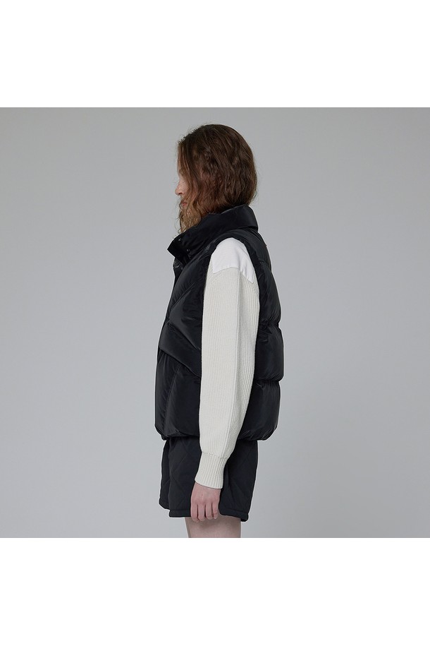 [WOMEN] 글로시 실크 터치 다운 베스트 - 블랙 HDW0001AVZBLK는 여성용 다운 베스트입니다. 미니멀하고 베이직한 스타일로, 겨울철 일상에서 활용하기 좋습니다. 블랙 컬러에 무지 디자인이며, 오버핏으로 편안하게 착용 가능합니다. 부드러운 촉감과 글로시한 광택감이 특징이며, 출근룩과 모임룩에 시크하고 클래식한 무드를 더해줍니다. 실크와 나일론 소재로 제작되었으며, 두꺼운 두께감과 패딩 안감으로 보온성을 높였습니다.
