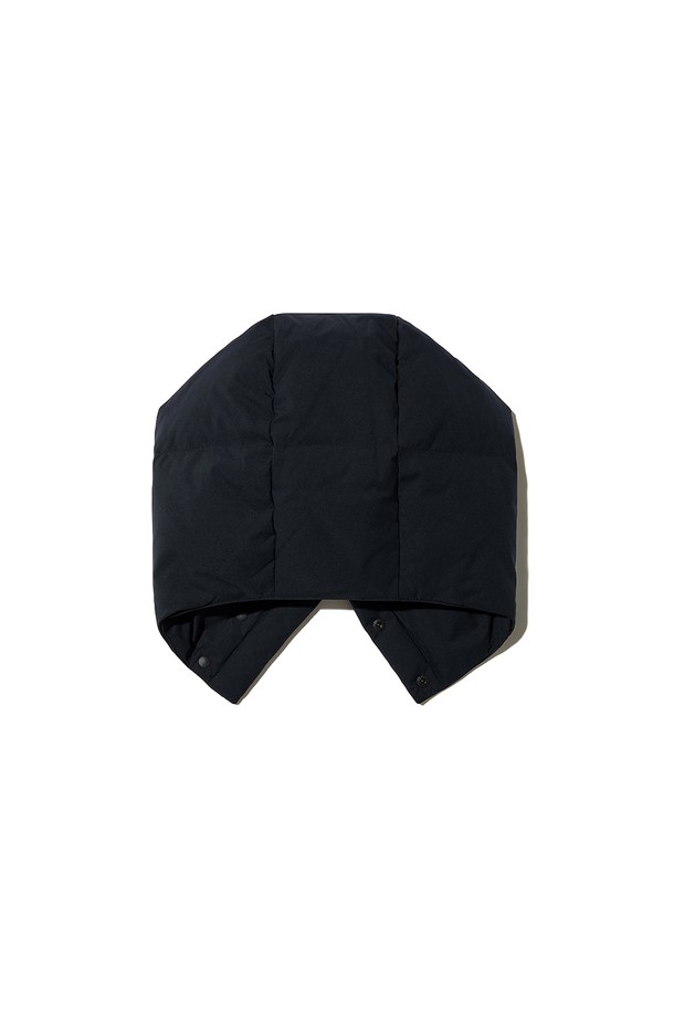 [WOMEN] 퀼팅 다운 바라클라바 - 블랙 HDW0003CHZBLK는 여성용 바라클라바입니다. 깊은 모자 깊이와 부드러운 촉감, 퀼팅 디자인이 특징이며, 겨울철 스포츠 활동 및 일상에서 활용하기 좋습니다. 나일론 소재와 다운 충전재로 제작되어 보온성과 방한 기능을 제공합니다. 블랙 컬러의 캐주얼, 미니멀, 클래식 스타일 연출에 적합한 아이템입니다. 겨울철 추위로부터 따뜻하게 보호해 주는 필수 액세서리입니다.
