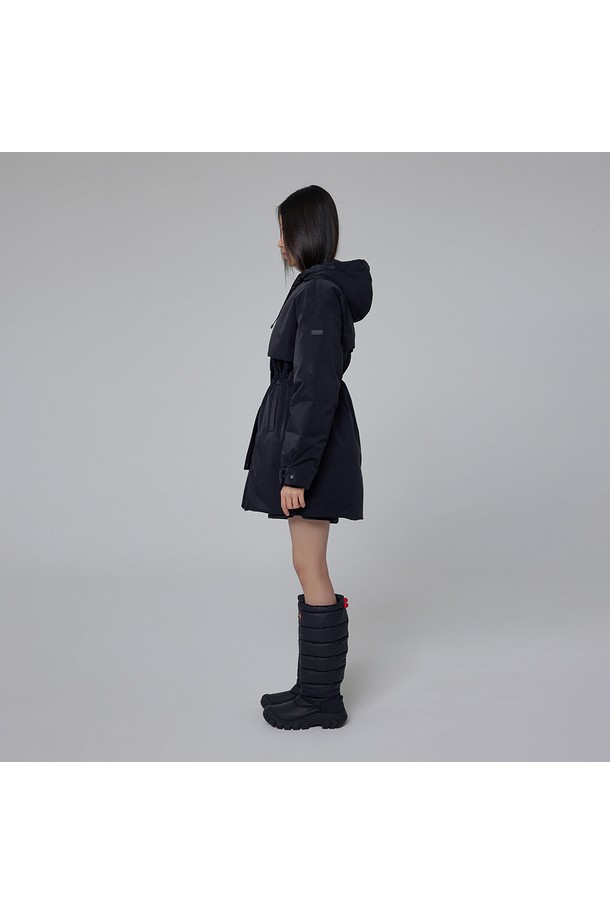 [WOMEN] 오리지날 롱 다운 재킷은 여성용 겨울 아우터로, 미니멀하고 베이직한 스타일을 추구하는 분들에게 적합합니다. 롱 기장의 블랙 컬러 무지 디자인으로, 어떤 옷에도 쉽게 매치할 수 있습니다. 넉넉한 오버핏에 후드와 패딩, 방수 기능까지 갖춰 보온성과 활동성을 모두 만족시킵니다. 부드러운 나일론 소재로 제작되어 편안한 착용감을 선사하며, 집업 방식으로 간편하게 입고 벗을 수 있습니다.
