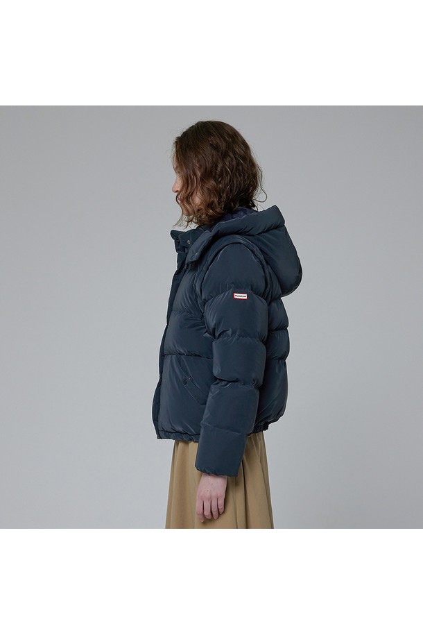 [WOMEN] 글로시 2in1 다운 재킷 - 딥네이비 HDW0006ADZDNV는 여성용 아우터로, 겨울철 캐주얼 스타일을 연출하기에 좋은 숏패딩입니다. 딥네이비 컬러의 무지 디자인에 글로시한 촉감이 특징이며, 2in1 후드 스타일로 다양한 연출이 가능합니다. 보온성을 높여주는 두꺼운 두께감과 오버핏 디자인으로 편안한 착용감을 제공하며, 여행룩과 캠핑룩에 활용하기 좋습니다. 나일론 소재를 사용하여 활동성을 높였으며, 스냅과 지퍼로 여밈이 가능합니다.
