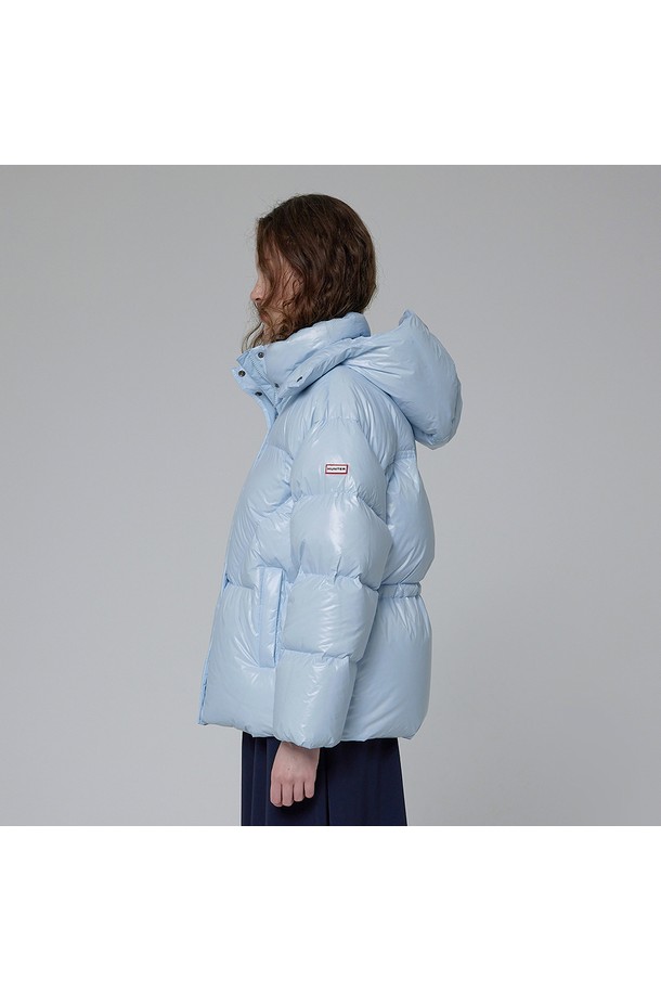 [WOMEN] 인트레피드 미들 다운 재킷 - 스카이 블루 HDW0004ADZSBL은 겨울철 여성의 따뜻함과 스타일을 책임지는 필수템입니다. 넉넉한 오버핏으로 제작되어 편안한 착용감을 선사하며, 캐주얼, 미니멀, 고프코어 스타일을 모두 소화할 수 있습니다. 방수 기능과 두꺼운 두께, 부드러운 촉감의 나일론 소재를 사용하여 일상뿐만 아니라 여행이나 캠핑 등 다양한 TPO에 활용 가능합니다. 스카이 블루 컬러와 무지 디자인, 후드 디테일, 은은한 광택이 더해져 세련된 분위기를 연출합니다. 긴 소매와 집업 여밈 방식으로 보온성을 높였으며, 미디엄 기장으로 활동성을 더했습니다.
