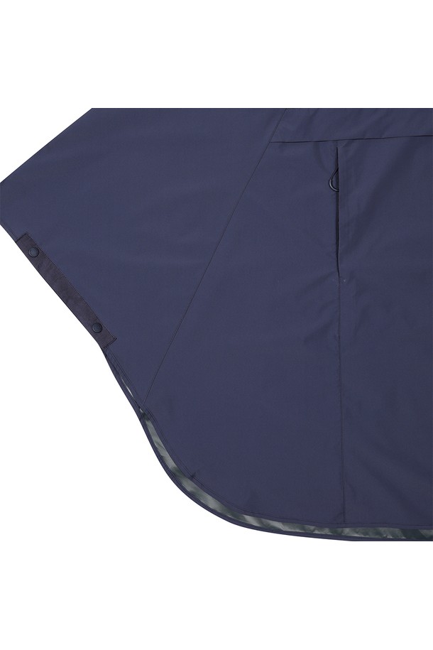 [UNISEX] 워터 리펠런트 패커블 판초 - 네이비(HCW0002ACZNAV)는 가볍고 휴대성이 뛰어난 유니섹스 판초입니다. 방수 기능과 경량성을 갖춘 나일론 소재로 제작되어 변덕스러운 날씨에도 쾌적하게 착용할 수 있습니다. 얇은 두께와 부드러운 촉감은 편안한 착용감을 제공하며, 루즈핏 디자인으로 활동성을 높였습니다. 봄, 가을 여행룩이나 소풍룩에 캐주얼, 스포티, 미니멀한 스타일을 더해주는 아이템입니다. 네이비 컬러와 무지 패턴으로 다양한 스타일에 쉽게 매치할 수 있습니다.
