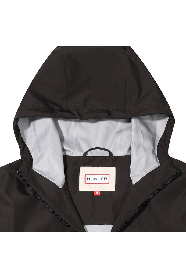 [MEN] 오리지널 라이트웨이트 레인코트 - 블랙 HCM0001AJZBLK는 남성용 레인코트로, 미니멀하고 스포티한 스타일을 연출합니다. 가볍고 부드러운 나일론 소재로 제작되어 봄, 여름, 가을 계절에 착용하기 좋으며, 일상생활과 우천 시 모두 활용 가능합니다. 레귤러핏에 레귤러 기장으로 편안한 착용감을 제공하며, 집업 여밈 방식과 긴 소매 디자인이 특징입니다. 방수, 경량, 통기 기능으로 쾌적함을 유지하며, 출근룩과 여행룩 등 다양한 TPO에 매치하기 좋습니다. 무지 패턴의 블랙 컬러로 어떤 스타일에도 쉽게 코디할 수 있습니다.
