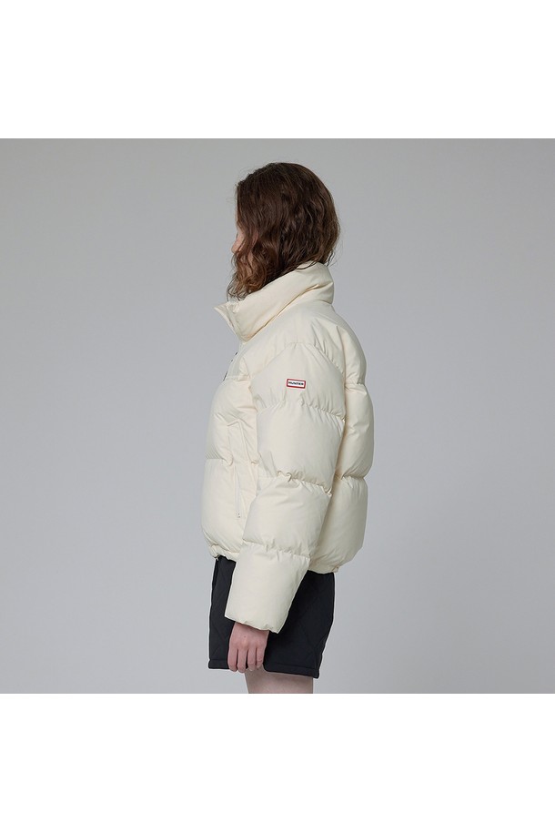 [WOMEN] 인앤아웃 다운 재킷 - 아이보리 HDW0002ADZIVO는 겨울철 여성의 따뜻함과 스타일을 책임지는 숏패딩입니다. 부드러운 나일론 소재와 푹신한 패딩 안감으로 제작되어 뛰어난 보온성을 제공하며, 가볍게 착용할 수 있어 활동성을 높였습니다. 아이보리 컬러의 무지 디자인에 오버핏과 크롭 기장으로 캐주얼, 스포티, 미니멀한 스타일을 연출할 수 있습니다. 집업 여밈 방식과 긴 소매 디자인으로 편안하게 착용 가능하며, 여행룩이나 캠핑룩과 같은 TPO에 활용하기 좋습니다.
