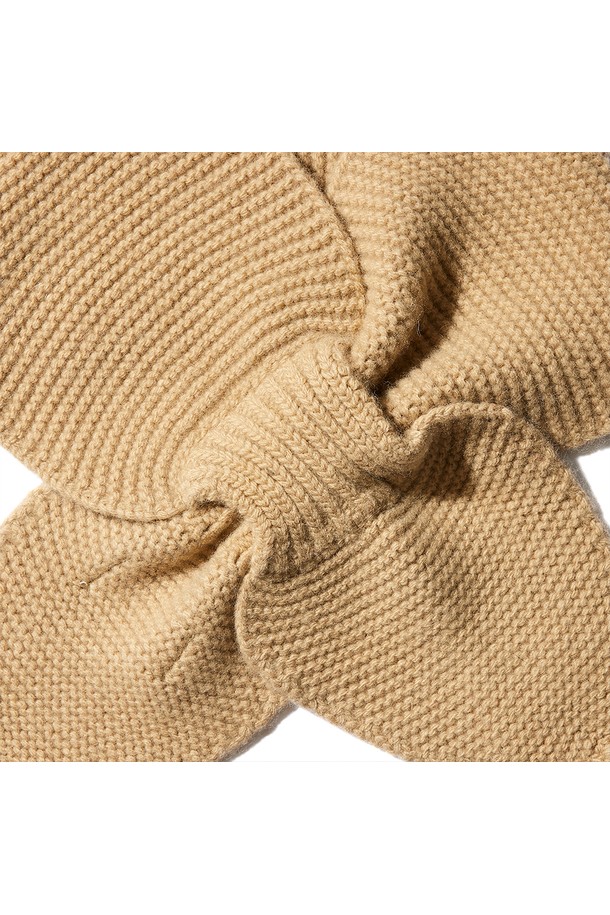 [WOMEN] 에센셜 니트 머플러 - 베이지 HDW0002CNZBEI는 여성용 머플러로, 가을과 겨울에 착용하기 좋습니다. 부드러운 니트 소재로 제작되어 포근한 착용감을 선사하며, 무지 디자인과 베이지 컬러로 어떤 스타일에도 잘 어울립니다. 두꺼운 두께감으로 보온성을 높였으며, 에센셜 라인으로 출시되어 출근룩, 모임룩 등 다양한 TPO에 활용 가능합니다. 클래식, 미니멀, 캐주얼 스타일을 즐겨 입는 여성분들께 추천합니다.
