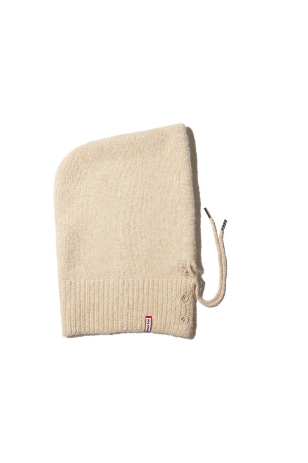 [WOMEN] 플러피 니트 바라클라바 - 아이보리 HDW0002CHZIVO는 부드러운 촉감의 니트 소재로 제작되어 겨울철 보온성을 높여주는 여성용 바라클라바입니다. 얼굴 전체를 감싸는 디자인으로 추운 날씨에도 따뜻하게 착용할 수 있으며, 깊은 모자 깊이로 안정적인 착용감을 제공합니다. 플러피한 텍스처가 특징으로, 캐주얼, 미니멀, 클래식 스타일의 룩에 활용하기 좋습니다. 아이보리 색상과 무지 디자인으로 다양한 스타일과 쉽게 매치할 수 있습니다.
