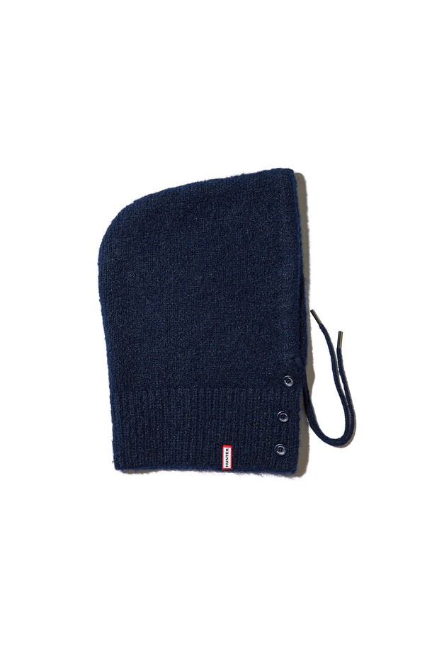 [WOMEN] 플러피 니트 바라클라바 - 네이비 HDW0002CHZNVY는 부드러운 촉감과 두꺼운 두께로 따뜻함을 선사하는 여성용 바라클라바입니다. 겨울철 방한을 위한 필수템으로, 일상에서도 편안하게 착용할 수 있습니다. 네이비 색상의 무지 디자인으로 어떤 스타일에도 쉽게 매치할 수 있으며, 등산룩이나 산책룩에 캐주얼, 미니멀, 클래식한 분위기를 더해줍니다. 플러피 니트 소재로 제작되어 보온성을 높였으며, 깊은 모자 깊이로 얼굴 전체를 포근하게 감싸줍니다. 추운 날씨에도 스타일리시함을 놓치고 싶지 않은 분들께 추천합니다.
