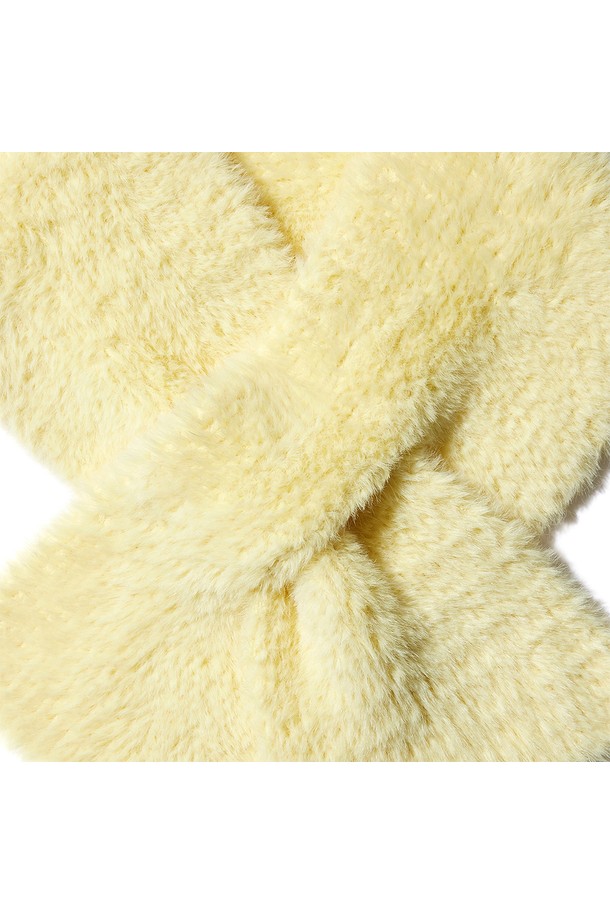 [WOMEN] 소프트 헤어리 머플러 - 옐로우 HDW0001CNZRYL(이하, 소프트 헤어리 머플러)는 부드러운 촉감의 폴리에스테르 소재로 제작되어 가을과 겨울철에 따뜻하게 착용할 수 있는 여성용 머플러입니다. 옐로우 컬러의 무지 디자인에 헤어리 텍스처를 더해 포근하고 세련된 느낌을 선사합니다. 두꺼운 두께감으로 보온성을 높였으며, 베이직한 스타일로 출근룩, 모임룩 등 다양한 TPO에 활용 가능합니다. 클래식, 미니멀, 캐주얼 등 어떤 스타일에도 자연스럽게 어울려 폭넓은 연출이 가능합니다. 부드러운 감촉과 보온성을 갖춘 소프트 헤어리 머플러로 따뜻하고 스타일리시한 겨울을 보내세요.
