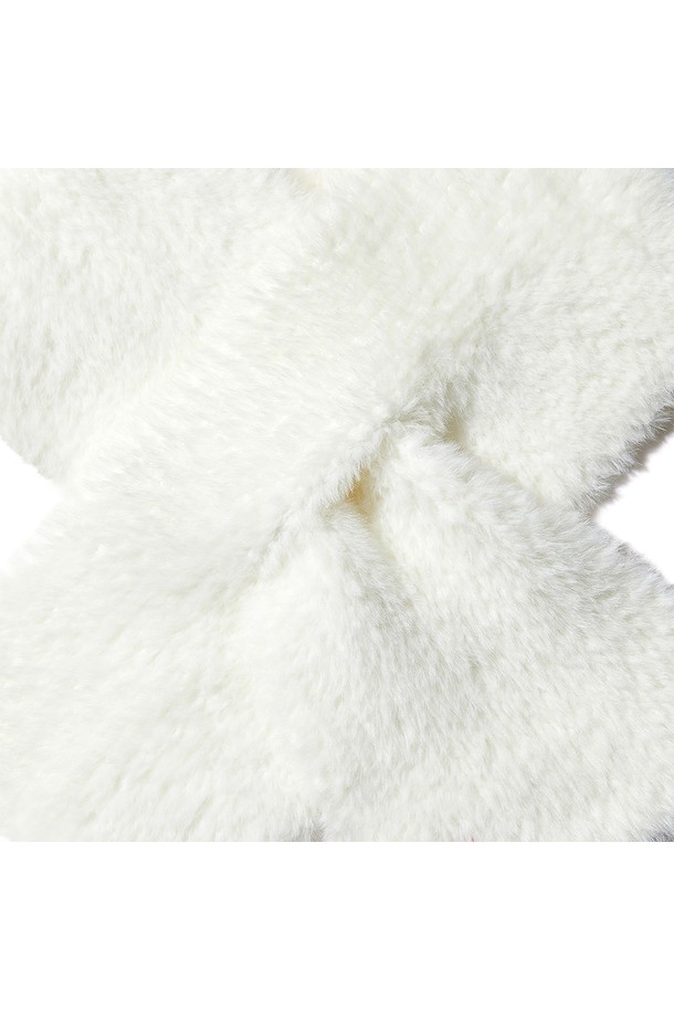 **[WOMEN] 소프트 헤어리 머플러 - 아이보리 (HDW0001CNZIVO)**

부드러운 촉감과 따뜻한 보온성을 제공하는 여성용 머플러입니다. 포근한 헤어리 텍스처가 특징이며, 겨울철 추위를 효과적으로 막아줍니다. 아이보리 컬러의 무지 디자인으로, 출근룩, 모임룩 등 다양한 스타일에 매치하기 용이합니다. 클래식, 미니멀, 캐주얼 등 폭넓은 스타일을 연출할 수 있어 활용도가 높습니다. 폴리에스테르 소재로 제작되어 편안하게 착용할 수 있습니다.
