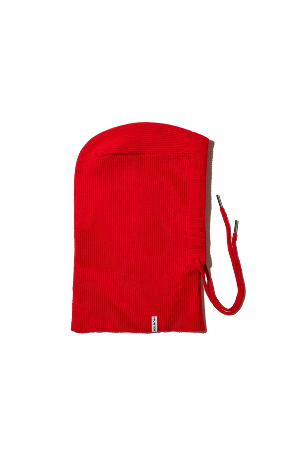 [WOMEN] 에센셜 니트 바라클라바 - 레드는 부드러운 니트 소재로 제작된 여성용 바라클라바입니다. 겨울철 방한을 위한 필수 아이템으로, 깊은 모자 깊이와 얼굴 전체를 덮는 디자인이 특징입니다. 캐주얼 및 미니멀 스타일의 의상에 잘 어울리며, 조임용 끈 디테일로 착용감을 조절할 수 있습니다. 컬러는 레드, 무지 패턴이며 두꺼운 두께감으로 보온과 방풍 기능을 제공합니다.
