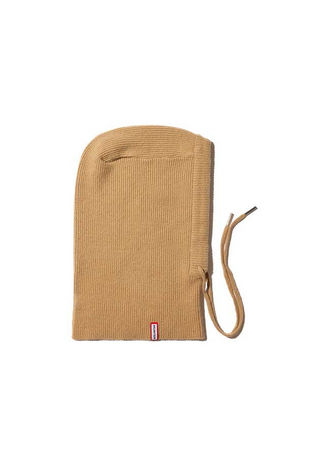 [WOMEN] 에센셜 니트 바라클라바 - 베이지 HDW0001CHZBEI는 여성용 바라클라바입니다. 부드러운 니트 소재로 제작되어 가을, 겨울철 보온성을 높여줍니다. 깊은 모자 깊이와 턱끈 디테일로 안정적인 착용감을 제공하며, 무지 디자인에 리본 장식으로 포인트를 더했습니다. 미니멀, 클래식, 캐주얼 스타일 모두 소화 가능한 활용도 높은 아이템입니다. 베이지 컬러로 다양한 의상에 매치하기 용이합니다.
