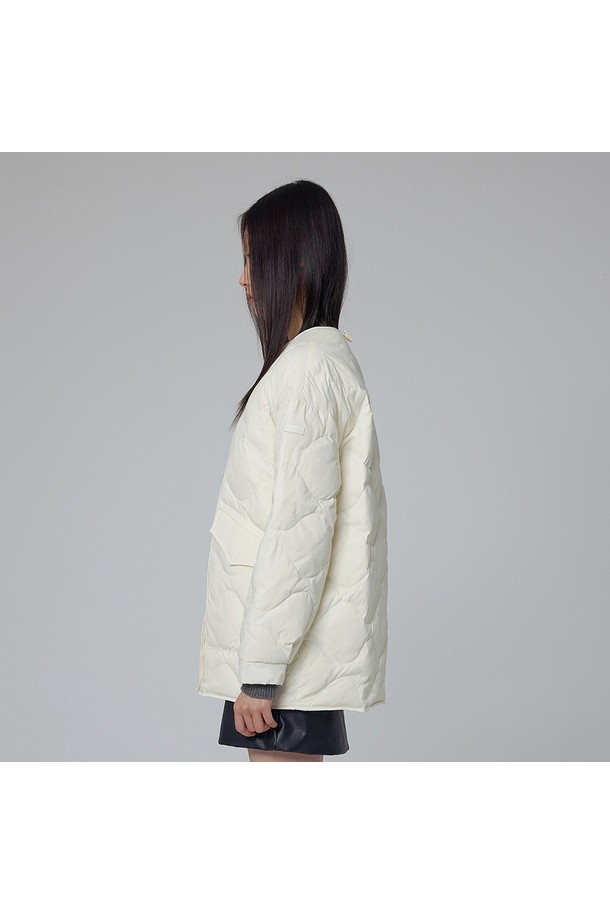 [WOMEN] 익스플로러 퀼팅 경량 다운 재킷 - 아이보리 HDW0001ADZIVO는 일상, 출근룩, 여행룩에 모두 잘 어울리는 여성용 다운 재킷입니다. 아이보리 컬러의 레귤러핏으로 제작되었으며, 캐주얼, 미니멀, 클래식 스타일을 모두 아우릅니다. 가볍고 따뜻한 경량 다운 충전재와 부드러운 나일론 소재를 사용하여 편안한 착용감을 선사합니다. 퀼팅 디자인과 집업 여밈 방식으로 디자인되었으며, 긴 소매 기장과 두꺼운 두께로 겨울철에도 따뜻하게 입을 수 있습니다. 베이직한 디자인으로 다양한 스타일 연출이 용이합니다.
