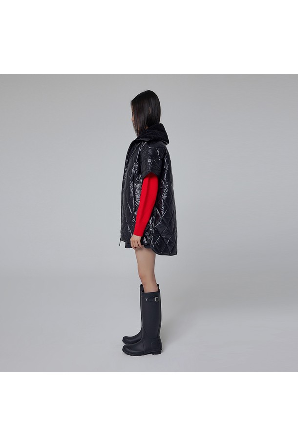 [WOMEN] 원더러 부클 포인트 패딩 케이프 - 블랙 HDW0004AOZBLK는 부드러운 촉감의 나일론 소재로 제작된 여성용 겨울 패딩 케이프입니다. 캐주얼 스타일의 오버핏 디자인으로, 집콕룩이나 산책, 외출 시 편안하게 착용하기 좋습니다. 블랙 컬러에 퀄팅 디테일과 부클 소재가 포인트로 더해져 미니멀하면서도 클래식한 무드를 연출합니다. 두꺼운 두께감으로 보온성을 높였으며, 반소매 형태로 활동성을 더했습니다. 지퍼 여밈 방식의 크롭 기장으로 다양한 스타일링에 활용할 수 있습니다.
