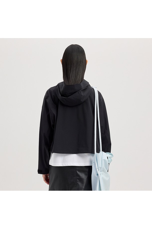 [WOMEN] 워터프루프 숏 레인 재킷 - 블랙 HCW0001AJZBLK는 여성용 레인 자켓입니다. 미니멀하고 스포티한 스타일의 이 재킷은 봄, 여름, 가을 계절에 활용 가능하며, 일상생활과 우천 시 모두 착용하기 좋습니다. 숏 기장에 집업 여밈 방식이며, 레귤러 핏으로 편안하게 착용할 수 있습니다. 방수 및 생활 방수 기능이 있어 갑작스러운 비에도 끄떡없으며, 후드가 달려 있어 실용성을 더합니다. 얇은 두께의 나일론 소재로 제작되었으며, 여행룩 연출에도 적합합니다.
