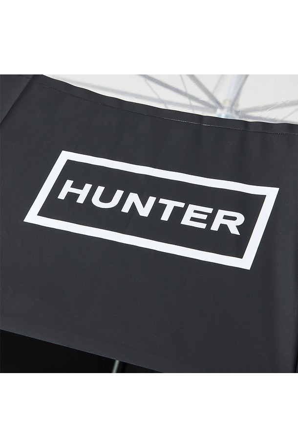 [UNISEX] 머스타치 버블 우산 - 블랙 HDU0001CUZBLK는 미니멀하고 캐주얼한 스타일의 유니섹스 우산입니다. 블랙과 투명 컬러로 제작되었으며, 방수 기능을 갖춰 일상생활에서 유용하게 사용할 수 있습니다. 폴리에스테르 소재로 제작되어 내구성이 뛰어나며, 봄, 여름, 가을, 겨울 사계절 모두 사용 가능합니다. 버블형 디자인과 투명창이 특징이며 머스타치 로고 장식이 돋보입니다. 무지 패턴으로 어떤 스타일에도 잘 어울립니다.
