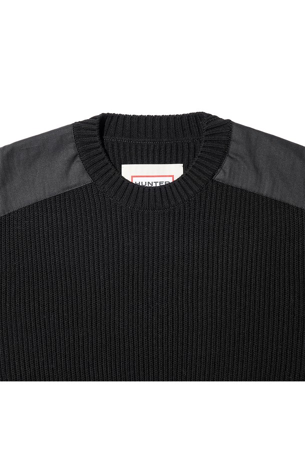 [WOMEN] 크루넥 우븐 어깨 패치 스웨터 - 블랙 HDW0003AKZBLK는 여성용 상의 스웨터입니다. 가을, 겨울에 착용하기 좋으며, 일상, 출근룩에 어울리는 베이직하고 클래식, 미니멀, 캐주얼 스타일의 제품입니다. 면과 울 소재로 제작되었으며, 두꺼운 두께감과 긴 소매 기장, 라운드넥 디자인이 특징입니다. 레귤러핏으로 편안하게 착용 가능하며, 우븐 어깨 패치 디테일이 포인트입니다. 블랙 컬러에 크롭 기장으로 세련된 느낌을 더했습니다.
