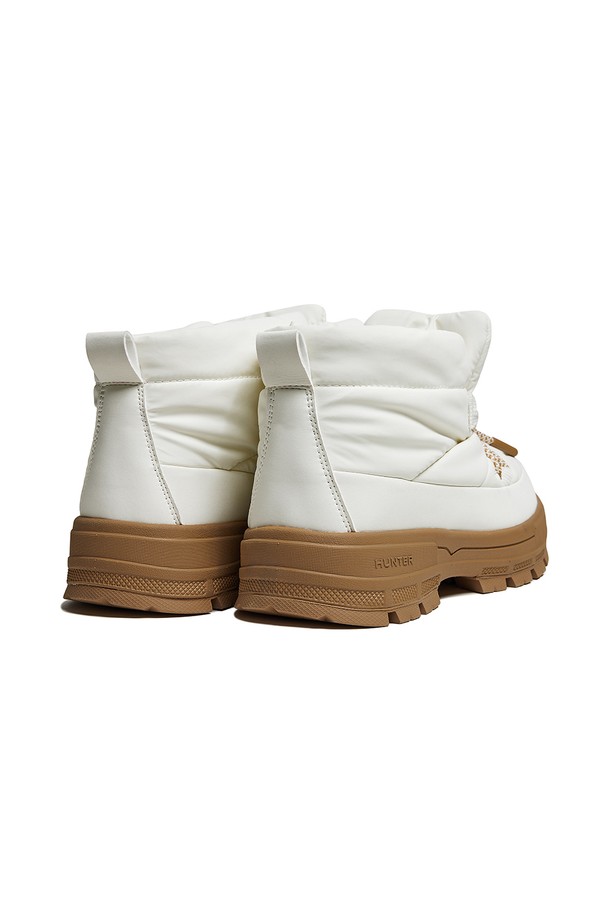 [WOMEN] 익스플로러 온 푸퍼 레이스업 부티 - 화이트윌로우 HDWK103FBZWWG는 여성용 부티입니다. 아웃도어 활동과 일상생활 모두에 적합하며, 특히 겨울철에 따뜻하게 착용할 수 있습니다. 4cm 플랫 굽에 EVA 러버 아웃솔을 사용하여 편안한 착용감과 미끄럼 방지 기능을 제공합니다. 방수 기능과 무지 디자인, 레이스업 여밈이 특징이며, 캐주얼, 미니멀, 고프코어 스타일을 연출하기 좋습니다. 나일론, 폴리에스테르, 폴리우레탄, 고무 등 다양한 소재로 제작되었으며, 핸드메이드 제작으로 완성도를 높였습니다.

