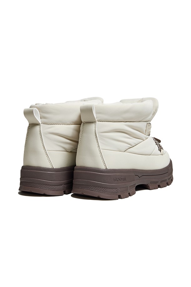 [WOMEN] 익스플로러 온 푸퍼 레이스업 부티 - 소프트샌드 HDWK103FBZSFD는 여성용 부티로, 가을과 겨울에 어울리는 디자인입니다. 라운드 앞코와 4cm 플랫 굽으로 편안함을 강조하며, 소프트샌드 컬러가 따뜻한 분위기를 연출합니다. 나일론, 폴리에스테르, 폴리우레탄을 주요 소재로 사용하고, 폴리에스테르 안감으로 마감했습니다. 레이스업 방식으로 발을 안정적으로 잡아주며, 앵클 탑라인으로 다리를 더욱 슬림하게 보여줍니다. 핸드메이드 공정, 천연고무, FSC 인증 소재 사용 등 섬세한 마감으로 완성도를 높인 제품입니다. 출근룩과 모임룩, 그리고 클래식, 미니멀, 캐주얼 스타일 모두에 잘 어울립니다.
