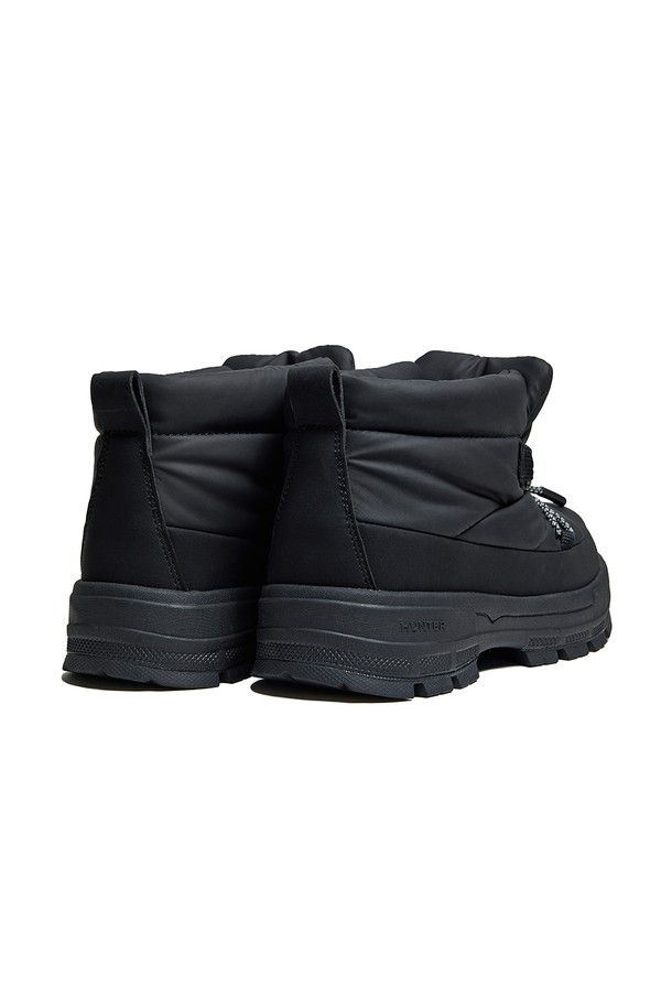 [WOMEN] 익스플로러 온 푸퍼 레이스업 부티 - 블랙 HDWK103FBZBLK는 일상과 아웃도어 활동에 모두 어울리는 여성 부츠입니다. 라운드 앞코에 블랙 컬러의 무지 디자인이 특징이며, 가을과 겨울에 따뜻하게 착용할 수 있습니다. 4cm 플랫 굽과 레이스업 스타일로 편안함과 스타일을 동시에 잡았습니다. 방수 기능과 사이즈 조절이 가능하며, 나일론, 폴리에스테르, 폴리우레탄 등의 소재로 제작되어 튼튼합니다. 출근룩, 캐주얼, 미니멀, 클래식 스타일을 즐겨 입는 여성분들께 추천합니다.
