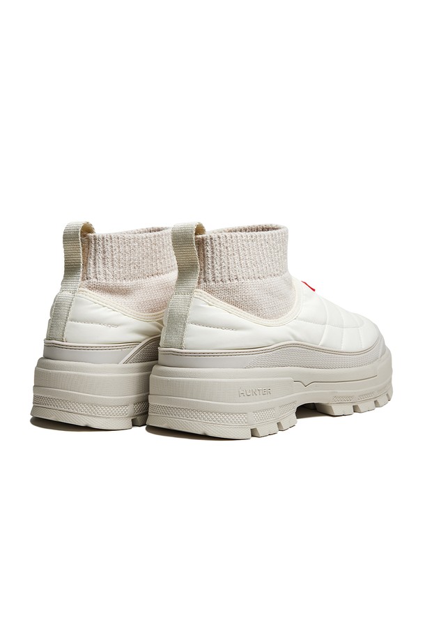 [WOMEN] 익스플로러 온 푸퍼 니트 커프 부츠 - 화이트윌로우 HDWK101FBZWHW는 여성용 부츠로, 일상 및 아웃도어 활동에 적합합니다. 라운드 앞코에 4cm 플랫 굽으로 편안함을 더했으며, 니트 커프가 발목을 감싸 보온성을 높입니다. 화이트 컬러의 무지 디자인으로 미니멀, 캐주얼, 클래식 스타일을 연출하기 좋으며, 가을, 겨울 계절에 따뜻하게 신을 수 있습니다. 나일론, TPR, 면, 폴리에스테르, 고무 등 다양한 소재를 사용하여 튼튼하고, 핸드메이드 및 3D 패턴 커팅, 알루미늄 라스트 구조, 전통적 가황 방식으로 제작되어 높은 퀄리티를 자랑합니다. 산책룩, 출근룩 등 다양한 TPO에 활용할 수 있는 슬립온 스타일 부츠입니다.
