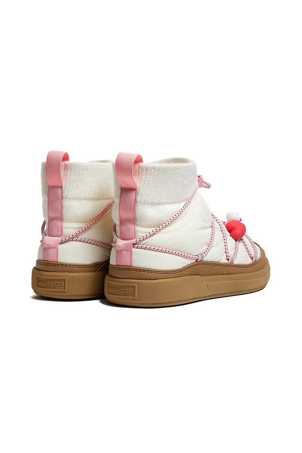 헌터X잔망루피 인앤아웃 푸퍼 레이스업 부츠 - 화이트윌로우 WFS2365RENWWP는 여성용 부츠로, 가을과 겨울에 어울리는 방수 기능의 제품입니다. 3cm 플랫 굽에 나일론, 고무, 폴리에스테르 소재를 사용하여 제작되었으며, 헌터(Hunter)와 잔망루피의 콜라보레이션으로 탄생한 퍼퍼 디자인이 특징입니다. 귀여운 캐릭터 패턴과 레이스업 여밈, 넓은 발볼로 디자인되어 캐주얼, 미니멀, 고프코어 스타일을 연출하기 좋습니다. FSC 인증 천연고무를 사용하여 핸드메이드로 제작되었으며, 여행룩, 산책룩에 활용하기 좋습니다.
