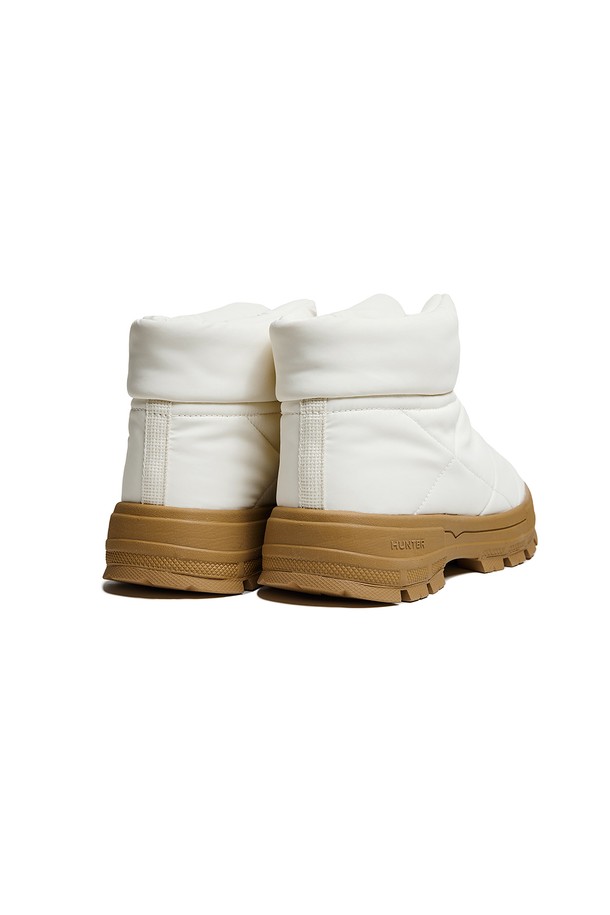 [WOMEN] 익스플로러 온 푸퍼 부티 - 화이트윌로우 HDWK102FBZWWG는 여성용 부츠입니다. 라운드 토 디자인에 화이트와 브라운 컬러 조합으로, 일상 및 아웃도어 활동에 적합합니다. 겨울철 방한을 위한 패딩 부츠로, 나일론, 고무, 폴리에스테르, EVA 소재를 사용하여 제작되었습니다. 청키힐 굽 타입에 조임용 끈으로 편안하게 착용할 수 있으며, 앵클 탑라인과 무지 및 로고 패턴이 특징입니다. 여행룩, 산책룩, 캐주얼, 미니멀, 고프코어 스타일 연출에 활용하기 좋습니다.
