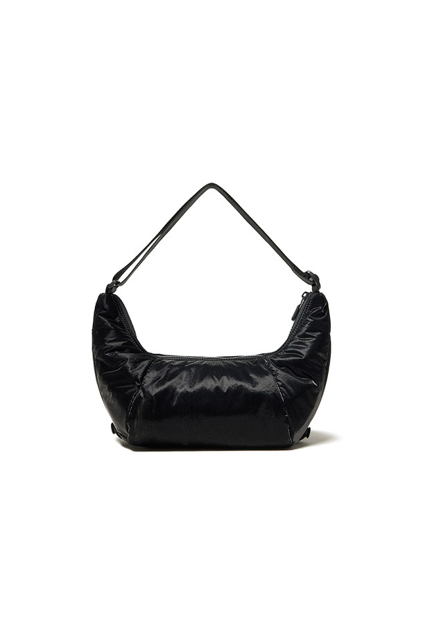 [UNISEX] 글로시 드로우스트링 호보백 - 블랙 HDWK021BXZBLK은 미니멀, 캐주얼, 시크 스타일을 연출하는 유니섹스 호보백입니다. 부드러운 광택이 매력적인 블랙 컬러의 가방으로, 나일론과 폴리우레탄 소재로 제작되어 내구성이 뛰어나며 리사이클 폴리에스터 안감을 사용하여 환경까지 생각했습니다. 드로우스트링 디자인으로 숄더백 또는 토트백 스타일 연출이 가능하며, 미디엄 사이즈로 데이트룩, 쇼핑룩, 산책룩 등 다양한 TPO에 활용하기 좋습니다. 반원 형태의 디자인과 무지 패턴이 세련된 느낌을 더합니다.
