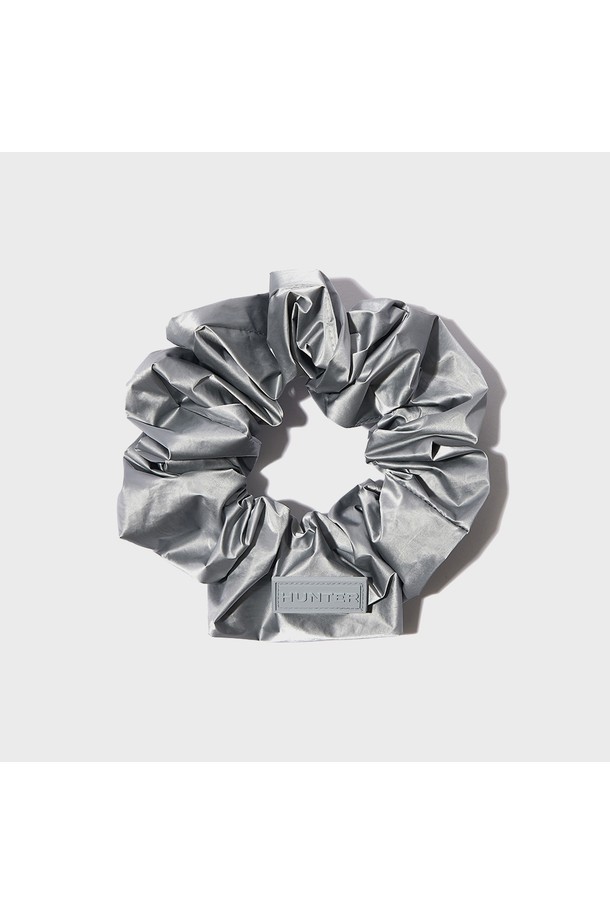 [WOMEN] 글로시 헤어 스크런치 - 실버 HDW0001CZZSIL은 여성들을 위한 헤어 액세서리입니다. 부드러운 나일론 소재로 제작되어 사계절 내내 편안하게 사용할 수 있으며, 글로시한 광택감이 특징입니다. 무지 디자인에 스크런치 형태로 제작되어 머리를 간편하게 고정할 수 있습니다. 데이트룩, 카페룩, 모임룩 등 다양한 TPO에 미니멀, 걸리시, 클래식 스타일로 연출하기 좋습니다. 실버 컬러로 세련된 느낌을 더해줍니다.
