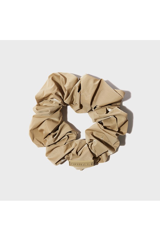 [WOMEN] 글로시 헤어 스크런치 - 베이지 HDW0001CZZBEI는 여성용 헤어 액세서리입니다. 부드러운 나일론 소재로 제작되었으며, 은은하게 빛나는 글로시 디자인이 특징입니다. 수제작으로 제작되어 꼼꼼하고, 고무 소재와 신축성 있는 디자인으로 편안한 착용감을 제공합니다. 데이트룩, 카페룩, 집콕룩 등 다양한 TPO에 활용 가능하며, 미니멀, 걸리시, 캐주얼 스타일을 연출하기 좋습니다. 사계절 내내 활용할 수 있는 베이지 컬러의 무지 스크런치로, 헤어 스타일에 포인트를 더해보세요.
