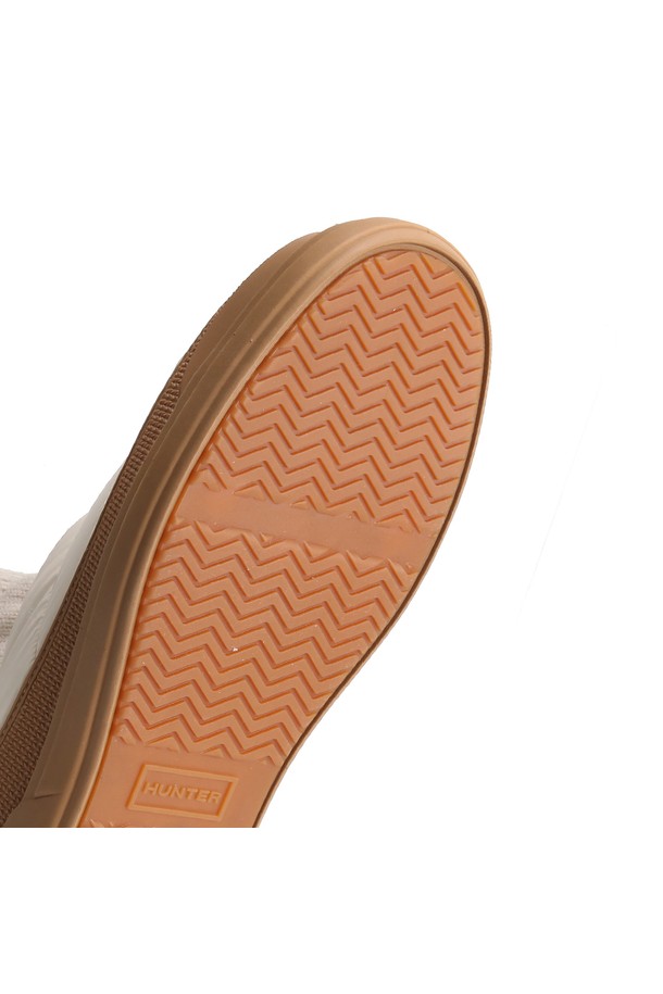 [MEN] 인앤아웃 푸퍼 니트 커프 부츠 - 화이트윌로우 MFS9002RENWWG는 남성용 부츠입니다. 라운드 앞코에 무지 패턴, 니트 소재 커프스와 푸퍼 디테일이 특징이며, 가을/겨울 시즌 일상룩에 적합합니다. 화이트 및 브라운 색상으로 출시되었으며, 플랫 굽에 니트 안감, 슬립온 형태의 간편한 착용감을 제공합니다. 출근룩, 산책룩 등 캐주얼, 미니멀, 시티보이 스타일을 연출하기 좋습니다.
