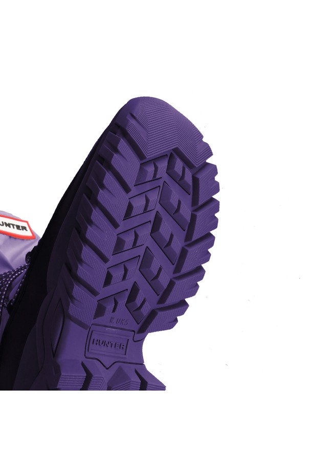 [WOMEN] 원더러 레이스업 아웃도어 부츠 - 리치퍼플 WFS2251NYLBRP는 여성용 아웃도어 부츠입니다. 리치퍼플과 블랙 두 가지 색상으로 제공되며, 가을, 겨울 계절에 적합합니다. 라운드 토우, 플랫 굽, 레이스업 디자인, 그리고 미끄럼 방지 기능이 특징입니다. 나일론 소재로 제작되어 방수 기능과 아웃도어 스타일을 강조하며, 등산, 캠핑, 산책 등 다양한 TPO에 활용 가능합니다. 고프코어, 캐주얼, 미니멀 스타일을 즐기는 여성에게 추천합니다.
