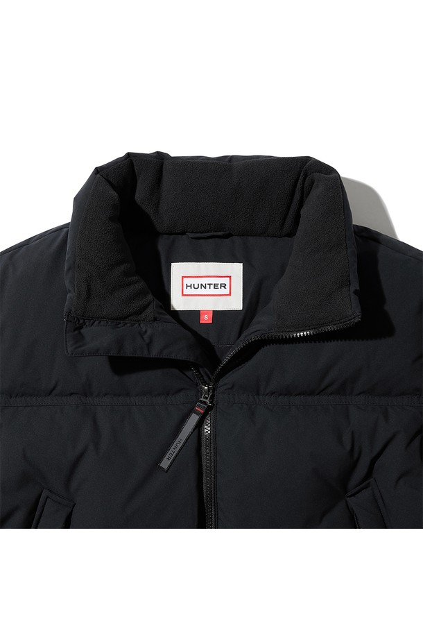 [WOMEN] 인앤아웃 다운 재킷 - 블랙 HDW0002ADZBLK은 여성용 다운 재킷으로, 겨울철 추위로부터 당신을 따뜻하게 보호해 줄 것입니다. 일상생활은 물론, 스노우 스포츠 활동 시에도 착용 가능하며, 방수, 방풍 기능으로 어떠한 날씨에도 쾌적함을 유지합니다. 부드러운 촉감의 나일론 소재와 레귤러 핏, 긴 소매 기장으로 편안한 착용감을 선사합니다. 후드가 달려 있으며, 집업 스타일로 간편하게 입고 벗을 수 있습니다. 스포티하면서도 캐주얼한 무드의 블랙 컬러 무지 디자인으로, 여행룩이나 등산룩 등 다양한 스타일에 활용하기 좋습니다.
