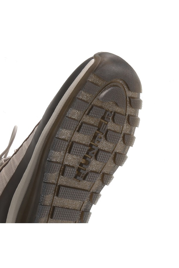 [WOMEN] 트래블 스니커즈 - 캐스트 WFF1100RENCFJ는 여행과 일상에서 모두 활용하기 좋은 여성 스니커즈입니다. 부드러운 합성가죽 소재에 라운드 앞코 디자인으로 편안한 착용감을 선사하며, 낮은 굽과 플랫 형태는 활동성을 높여줍니다. 그레이 컬러의 무지 디자인은 캐주얼, 미니멀, 스포티한 다양한 스타일에 매치하기 용이하며, 로우탑 디자인과 끈으로 여미는 방식이 특징입니다. 특히, 경량 소재로 제작되어 장시간 착용에도 발의 피로감을 덜어줍니다. 봄, 여름, 가을 계절에 여행룩을 완성해보세요.
