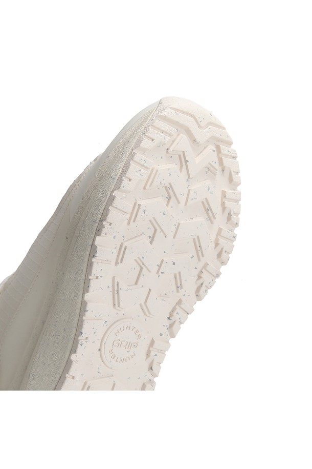 [UNISEX] 헌터 그립 트래블 스니커즈 - 셰이디드화이트 UFF7107RENSHW는 여행, 일상, 워킹에 적합한 유니섹스 스니커즈입니다. 셰이디드화이트 컬러의 이 스니커즈는 라운드 앞코에 플랫 굽으로 편안함을 더했습니다. 합성가죽 소재로 제작되었으며, 무지 패턴에 끈으로 여미는 스타일입니다. 그립감을 강화하고 트래블 라인으로 제작되어 여행룩, 산책룩 등 캐주얼, 미니멀, 스포티한 스타일에 매치하기 좋습니다. 봄, 여름, 가을 계절에 활용하기 좋은 로우탑 디자인입니다.
