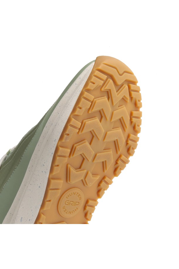 [UNISEX] 헌터 그립 트래블 스니커즈 - 글램그린 UFF7107RENGSW는 여행과 일상에서 모두 활용하기 좋은 유니섹스 스니커즈입니다. 봄, 여름, 가을 세 계절에 걸쳐 착용 가능하며, 라운드 앞코 디자인으로 편안함을 더했습니다. 글램그린 컬러의 무지 패턴이 미니멀하고 스포티한 스타일을 연출하며, 끈으로 여미는 방식입니다. 나일론과 고무 소재로 제작되어 우수한 그립감을 제공하며, 여행룩과 산책룩에 잘 어울립니다.
