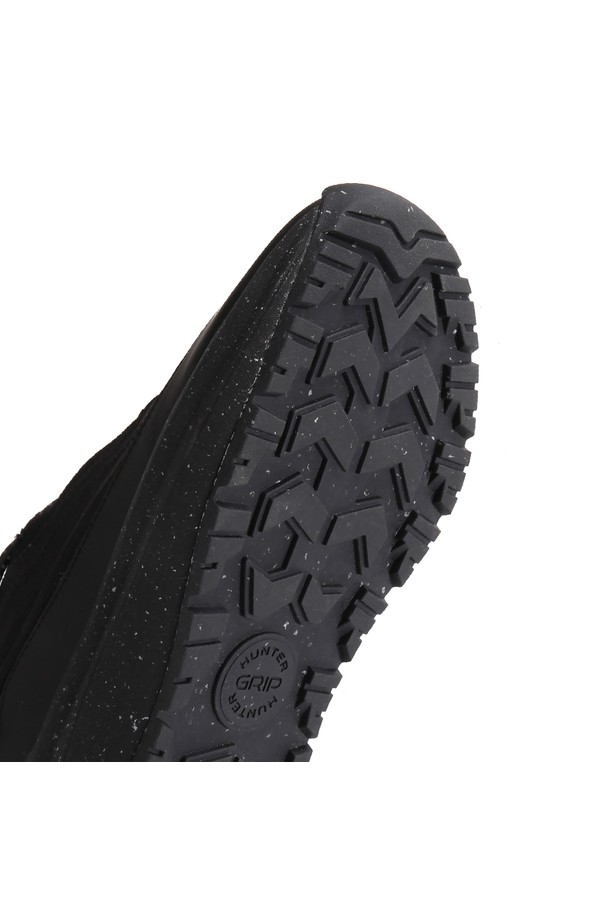 [UNISEX] 헌터 그립 트래블 스니커즈 - 블랙 UFF7107RENBLK는 여행과 일상에서 모두 활용 가능한 유니섹스 스니커즈입니다. 블랙 색상의 라운드 앞코 디자인으로, 봄, 여름, 가을, 겨울 사계절 모두 착용 가능합니다. 끈으로 여미는 스타일의 로우탑 디자인이며, 합성가죽 소재를 사용하여 편안함과 내구성을 동시에 제공합니다. 플랫 굽에 무지 패턴으로 미니멀하고 캐주얼한 스타일을 연출하며, 특히 그립감을 강화하여 활동성을 높였습니다. 여행룩에 완벽하게 어울리는 스포티한 디자인의 스니커즈입니다.
