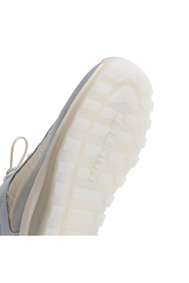 [WOMEN] 트래블 스니커즈 - 페스티스카이 WFF1100RENSWS는 여행과 일상에서 모두 활용 가능한 여성용 스니커즈입니다. 스카이블루, 화이트, 그레이 세 가지 색상으로 출시되었으며, 라운드 앞코에 끈으로 여미는 디자인입니다. 합성가죽과 메쉬 소재를 사용하여 가볍고 통기성이 뛰어나며, 로우탑 디자인으로 편안한 착용감을 제공합니다. 플랫 굽에 무지 패턴으로 캐주얼, 미니멀, 스포티 룩에 모두 잘 어울립니다. 봄, 여름, 가을 계절에 여행룩, 산책룩으로 활용하기 좋습니다.
