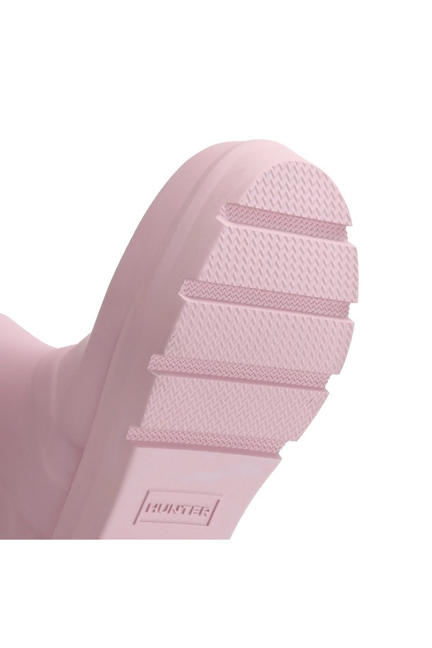 [WOMEN] 오리지날 2.0 숏 레인부츠 - 아젤리아핑크 UFS7000RMAAPL은 여성용 레인부츠로, 4.5cm 로우힐 굽으로 편안함을 더했습니다. 아젤리아핑크 컬러의 무지 디자인과 라운드 앞코가 특징이며, 캐주얼 및 미니멀 스타일 연출에 적합합니다. FSC 러버, 고무, 재생 폴리에스터 등 튼튼한 소재로 제작되었으며, 핸드메이드, 방수, 벌커나이징 공법으로 우수한 내구성을 자랑합니다. 봄, 여름, 가을, 겨울 사계절 내내 착용 가능하며, 양말과 함께 착용하는 것을 권장합니다.