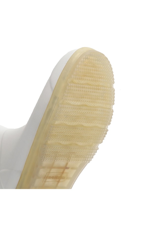 [WOMEN] 플레이 트랜스루센트 톨 레인부츠 - 셰이디드화이트 WFTK001RMASHW는 여성용 레인부츠로, 미니멀, 캐주얼, 클래식 스타일을 지향합니다. 셰이디드화이트 색상의 무지 디자인에 라운드 앞코, 3.35cm 로우힐 굽으로 편안함을 더했습니다. 봄, 여름, 가을, 겨울 사계절 모두 착용 가능하며, 일상과 하이킹 TPO에 적합합니다. FSC 인증 천연고무, 재활용 폴리에스터 라이닝, 방수 기능, 핸드메이드, 3D 패턴 커팅, 알루미늄 라스트 몰딩, 전통적 가황 공법으로 제작되었습니다. 발볼은 와이드하며, 톨 탑라인과 오픈형 신발 여밈으로 편안한 착용감을 제공합니다.
