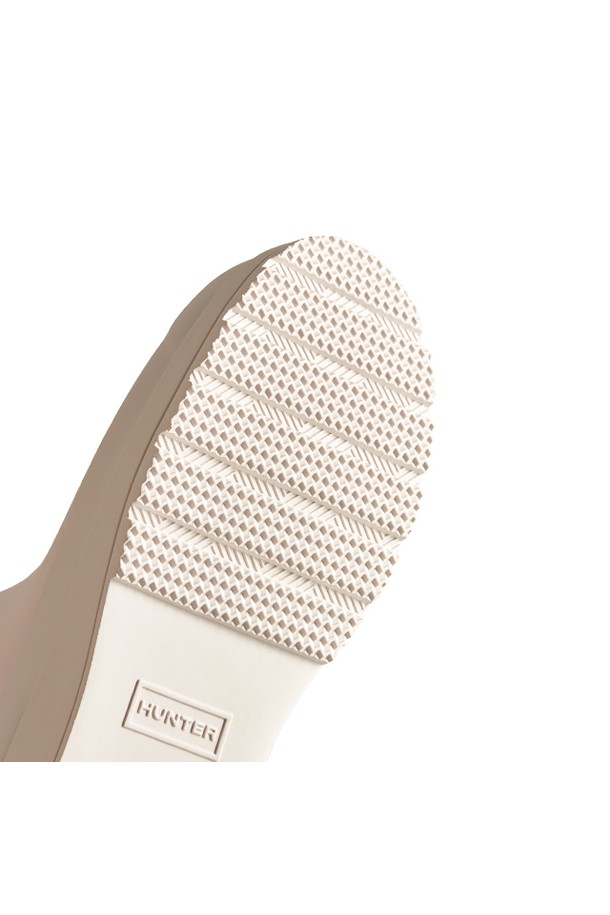 [WOMEN] 오리지날 플레이 톨 레인부츠 - 캐스트 WFT2007RMACAS는 여성용 롱부츠로, 라운드 앞코에 3cm 로우힐 굽을 갖춘 신발입니다. FSC 인증 천연고무와 재활용 폴리에스터 안감을 사용하여 제작되었으며, 핸드메이드 방식으로 꼼꼼하게 만들어졌습니다. 미니멀, 캐주얼, 클래식 스타일을 소화하며, 우천시나 일상생활에서 모두 착용 가능합니다. 방수 및 생활 방수 기능을 제공하며, 와이드 발볼로 편안한 착용감을 선사합니다. 색상은 화이트이며, 오픈형으로 신고 벗기 편리합니다.
