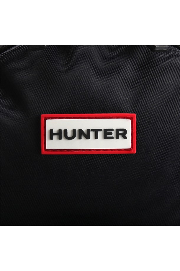 [UNISEX] 나일론 클래식 미니 백팩 - 블랙 UBB5510KBMBLK는 유니섹스 디자인의 미니 백팩입니다. 블랙 컬러의 무지 디자인으로, 베이직하고 캐주얼한 스타일을 연출합니다. 튼튼한 나일론 소재로 제작되었으며, 사각 모양에 지퍼형 잠금 방식을 적용했습니다. 일상생활에서 활용하기 좋은 클래식한 디자인으로, 미니멀한 스타일을 선호하는 분들께 추천합니다.
