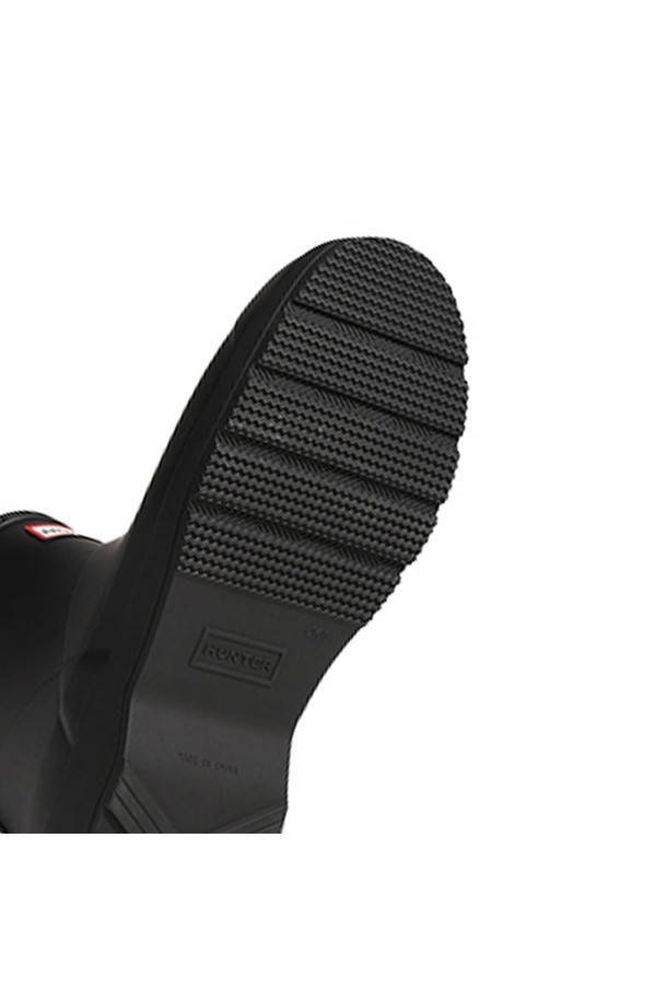 [UNISEX] 플레이 헌터 도트 프린트 백스트랩 숏 레인부츠 - 블랙 UFS4006RMABLK는 캐주얼 및 미니멀 스타일을 선호하는 유니섹스를 위한 레인부츠입니다. 봄, 여름, 가을 계절에 적합하며, 일상과 우천 시 모두 착용 가능합니다. 라운드 앞코에 블랙 컬러, 도트 무늬가 특징이며, 방수 기능과 플랫 굽으로 편안함을 제공합니다. 고무 소재로 제작되었으며, 백스트랩 디자인과 숏 탑라인이 돋보입니다.
