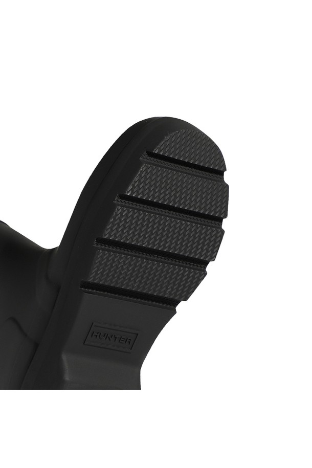 [UNISEX] 오리지날 2.0 숏 레인부츠 - 블랙 UFS7000RMABLK는 남녀 모두 착용 가능한 유니섹스 레인부츠입니다. 봄, 여름, 가을, 겨울 사계절 내내 활용 가능하며, 일상생활과 우천 시에 적합합니다. 라운드 토우 디자인에 플랫 굽으로 편안함을 강조했으며, 블랙 컬러의 무지 디자인으로 미니멀, 클래식, 캐주얼 스타일을 연출하기 좋습니다. 고무와 폴리우레탄 소재로 제작되어 방수 및 생활 방수 기능을 제공하며, 여행룩과 휴가룩에 매치하기 좋습니다. 숏 탑라인으로 활동성을 높인 오픈형 레인부츠입니다.
